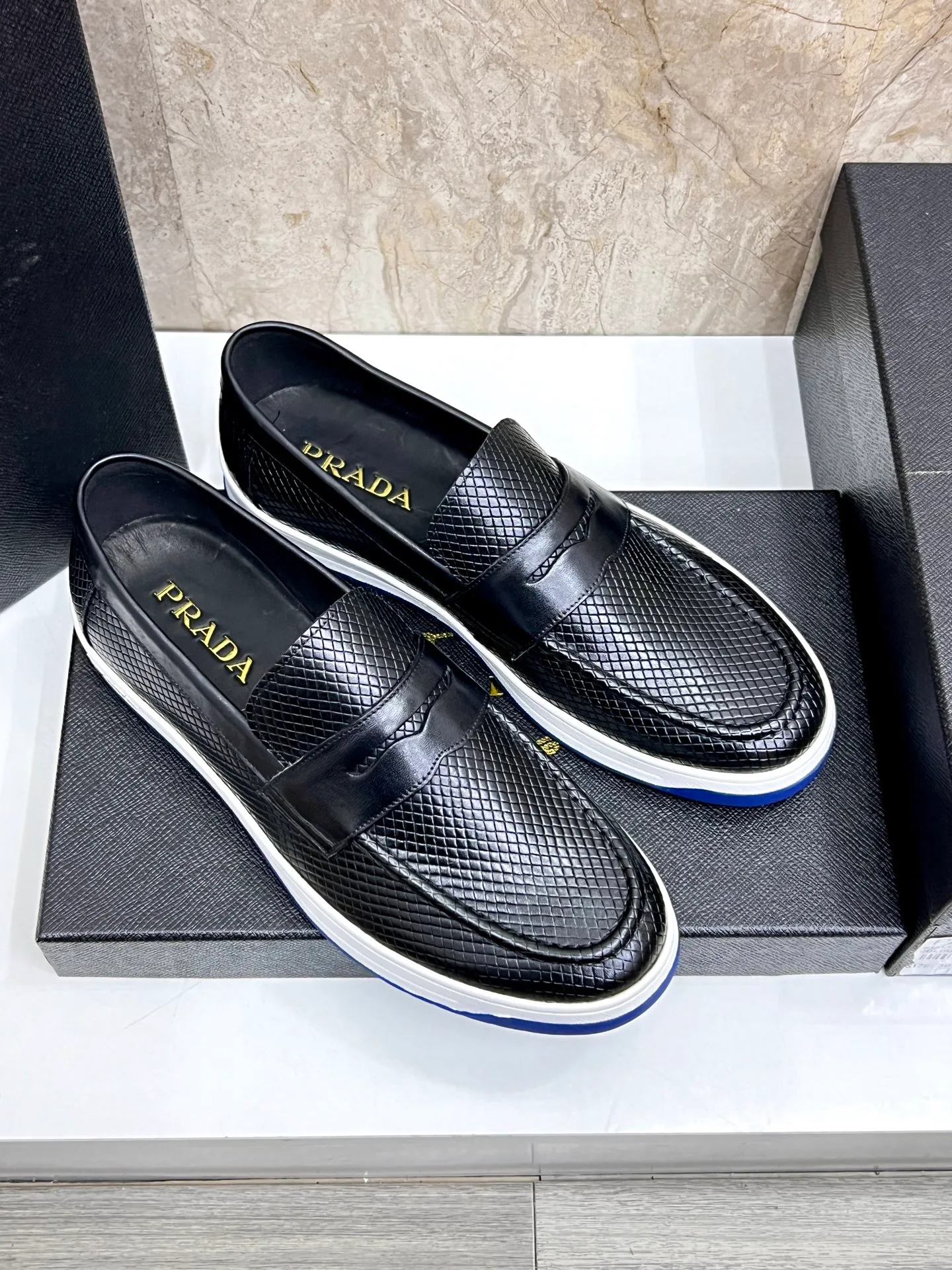 💰620 Prada classic men’s lace-up casual shoes｜Imported cowhide upper｜Layered stitching design on the upper Lightweight and breathable｜Soft and comfortable｜PRADA letters on the side｜Distinctive sporty style Showing the brand style｜Lightweight embossed rubber sole｜With cowhide foot pad lining｜Excellent foot feel Fashionable and elegant｜Size: 38-44 (customized at 45)